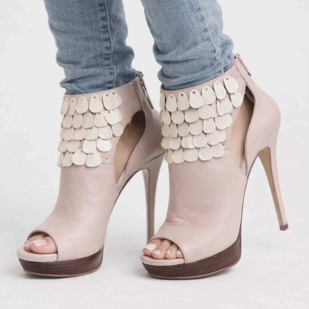 Cream leather w/fringe VELVET ANGELS Leather Peep-toe platform Heels. Sz 37.5
